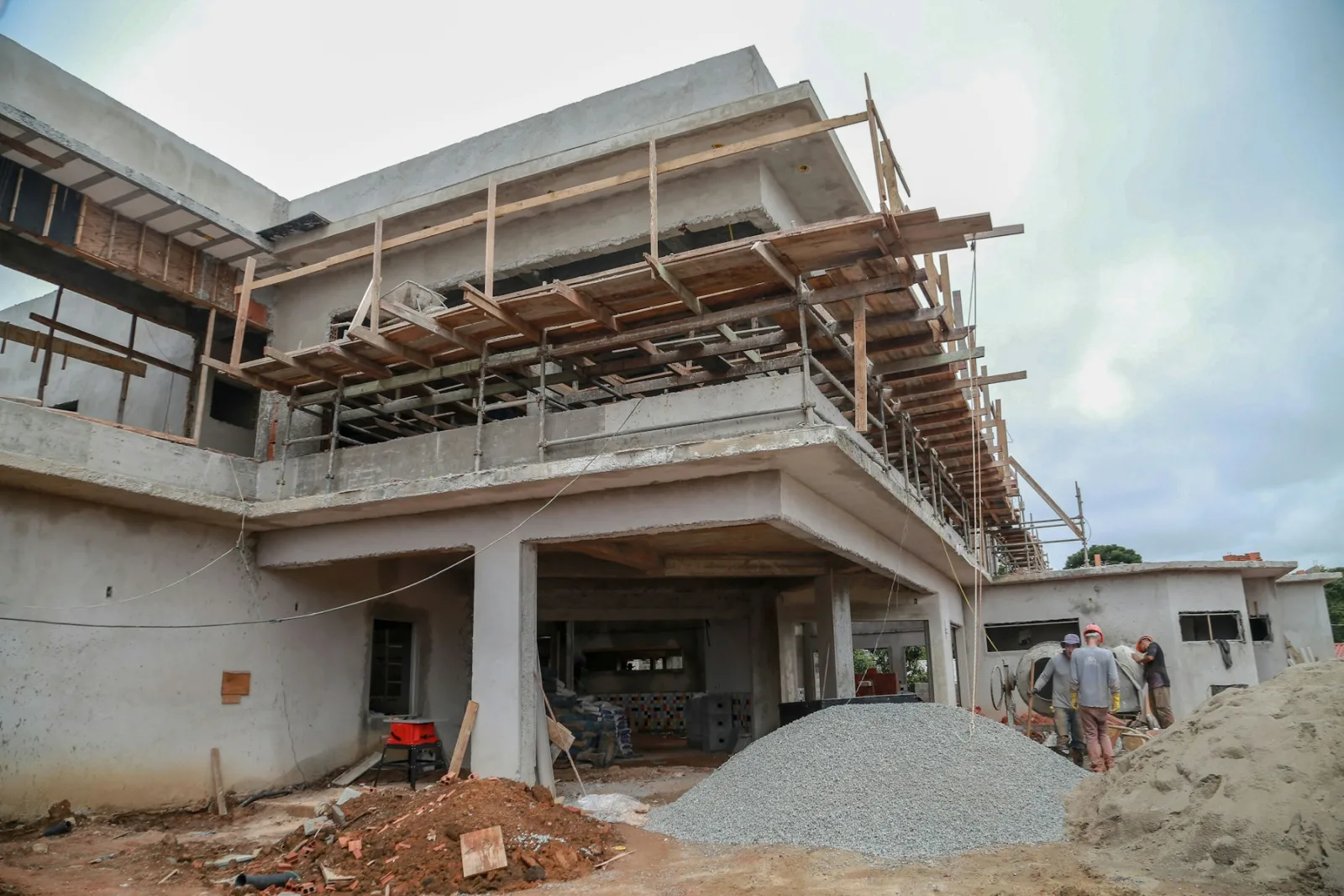 Baustelle mit unterschiedlichen Mengen an Baumaterial