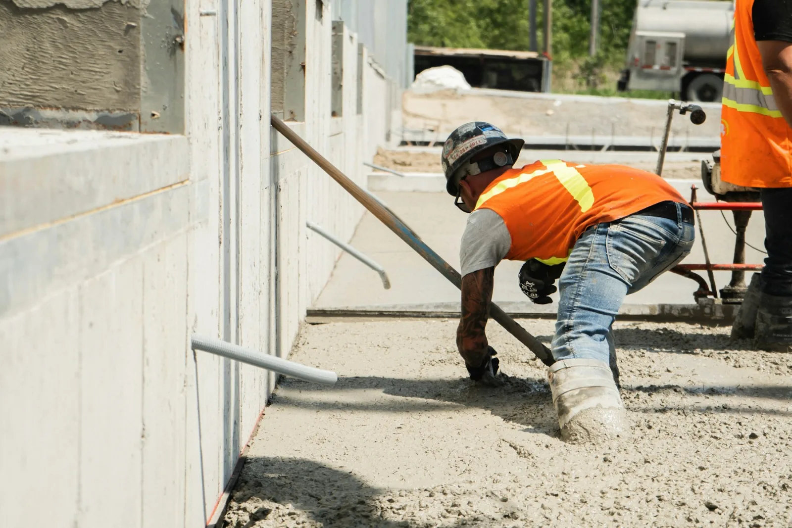 Fachkräfte bei der Arbeit auf einer Baustelle