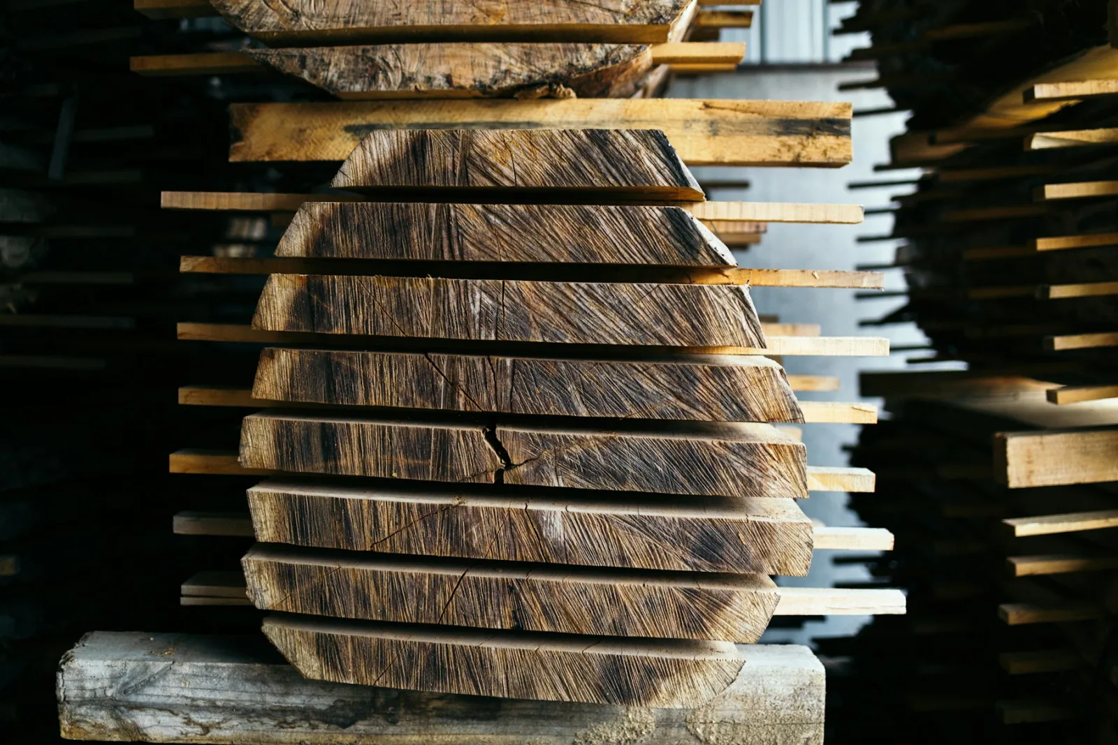 Gestapeltes Holz zur sortierten Verwertung