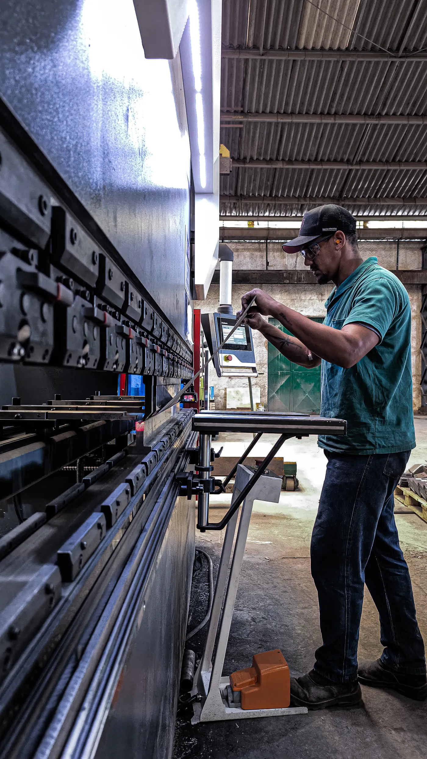 Fachgerechte Arbeit an einer industriellen Anlage