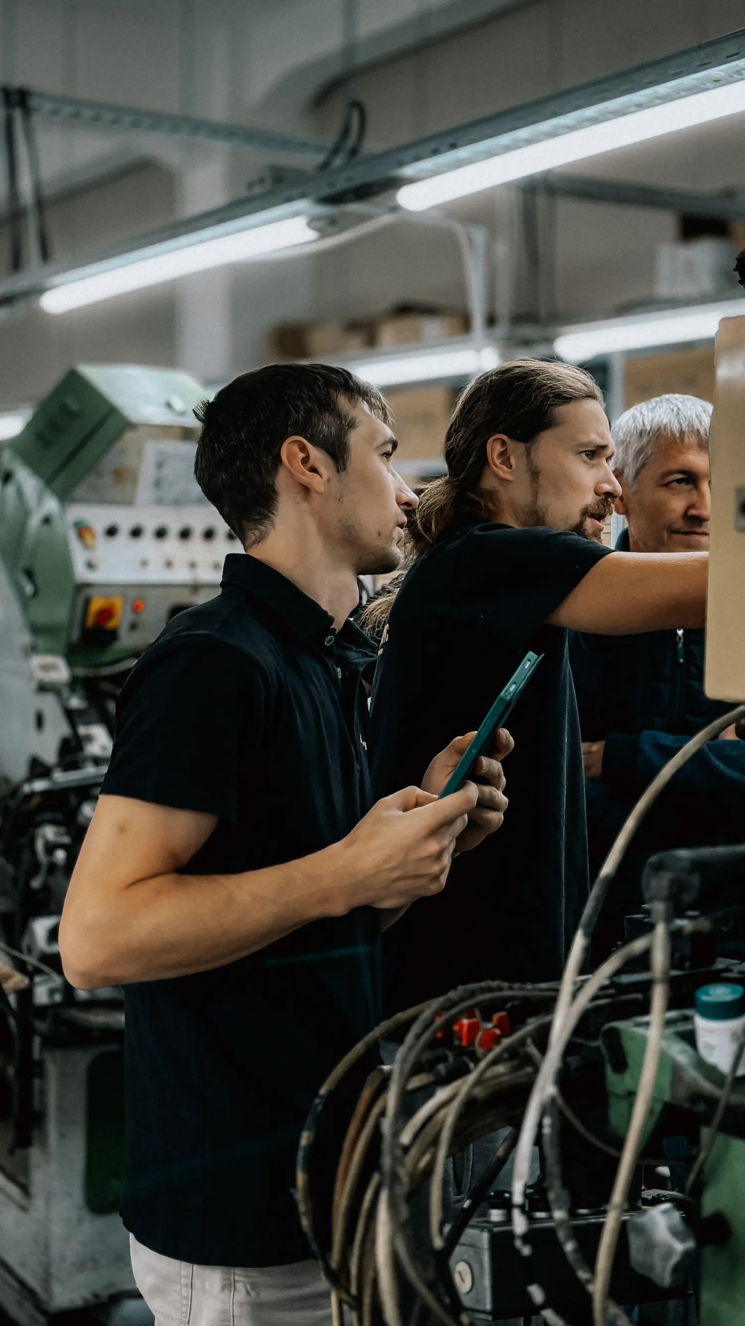 Technisches Team im gemeinsamen Austausch an einer Maschine