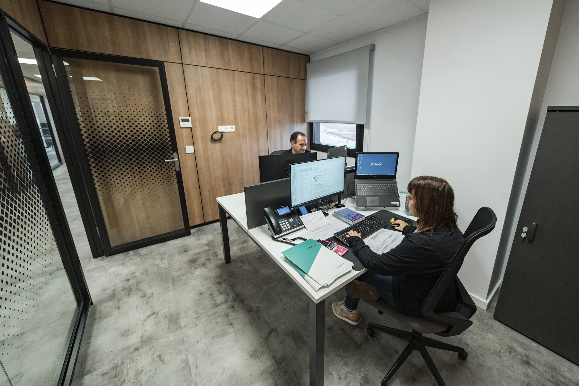 Arbeitsplätze in einem holzgeprägten Büro
