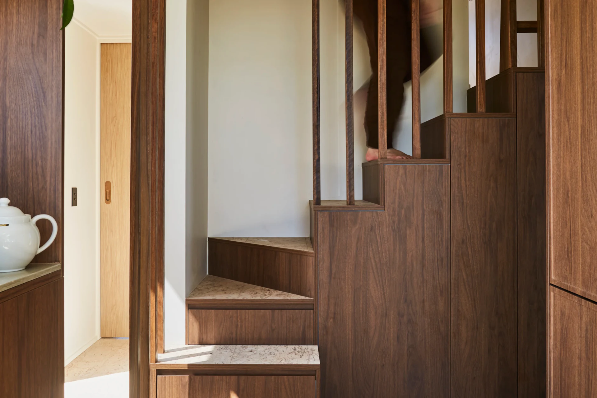 Holztreppe als ruhiges architektonisches Detail