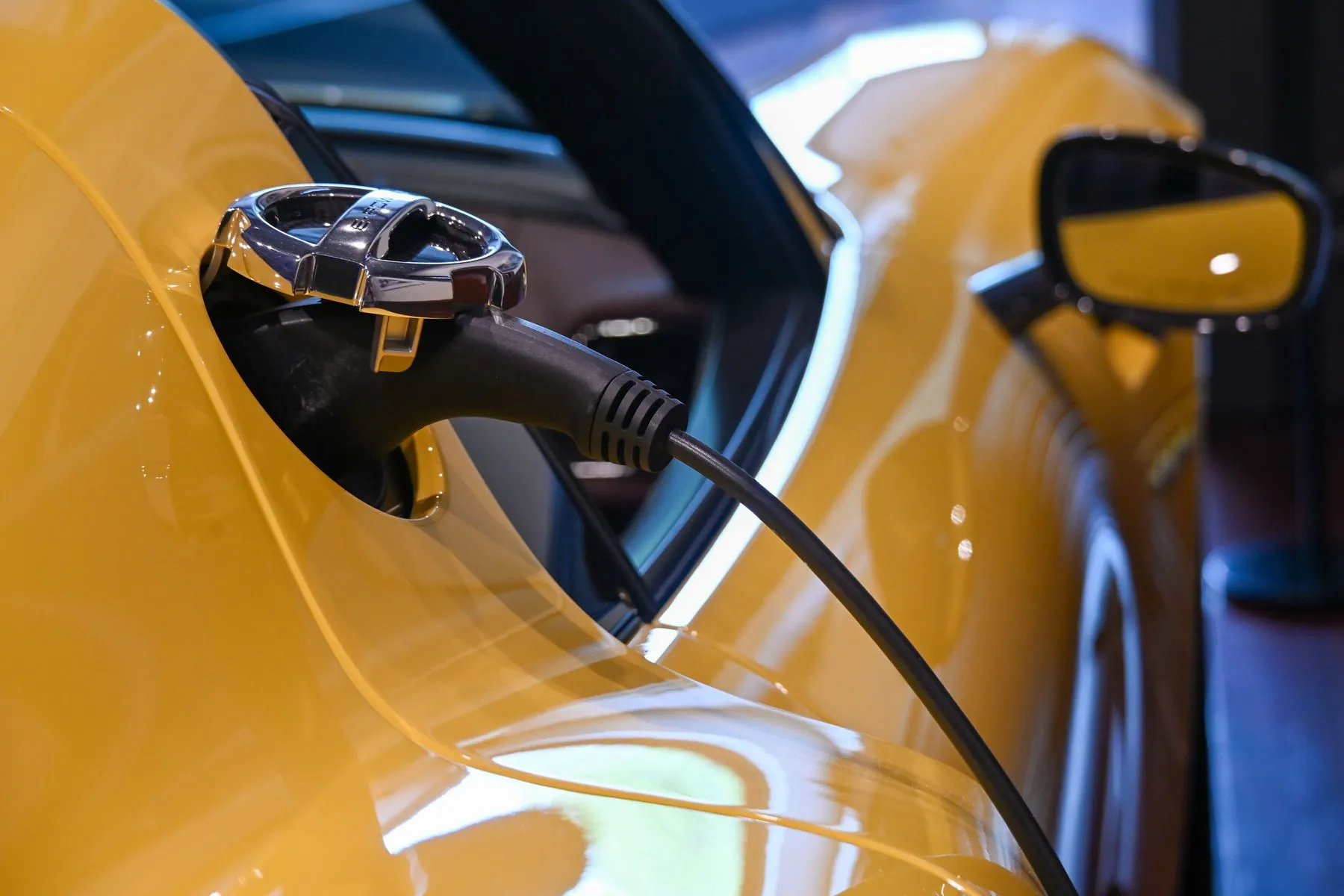 Gelbes Elektrofahrzeug an einer Ladesäule