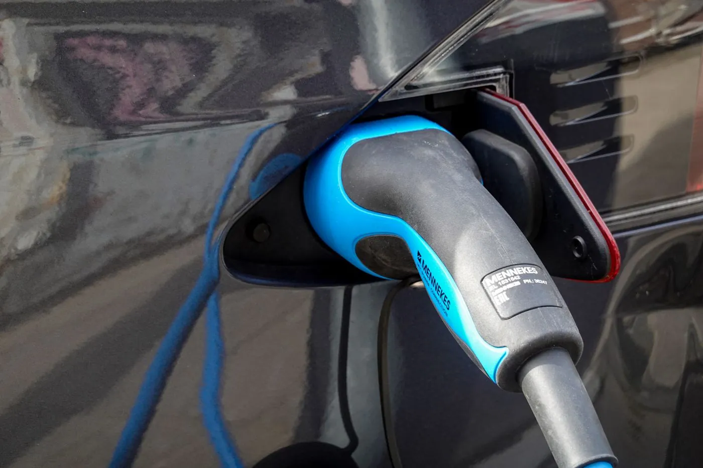 Ladestecker steckt in der Ladebuchse eines Elektroautos