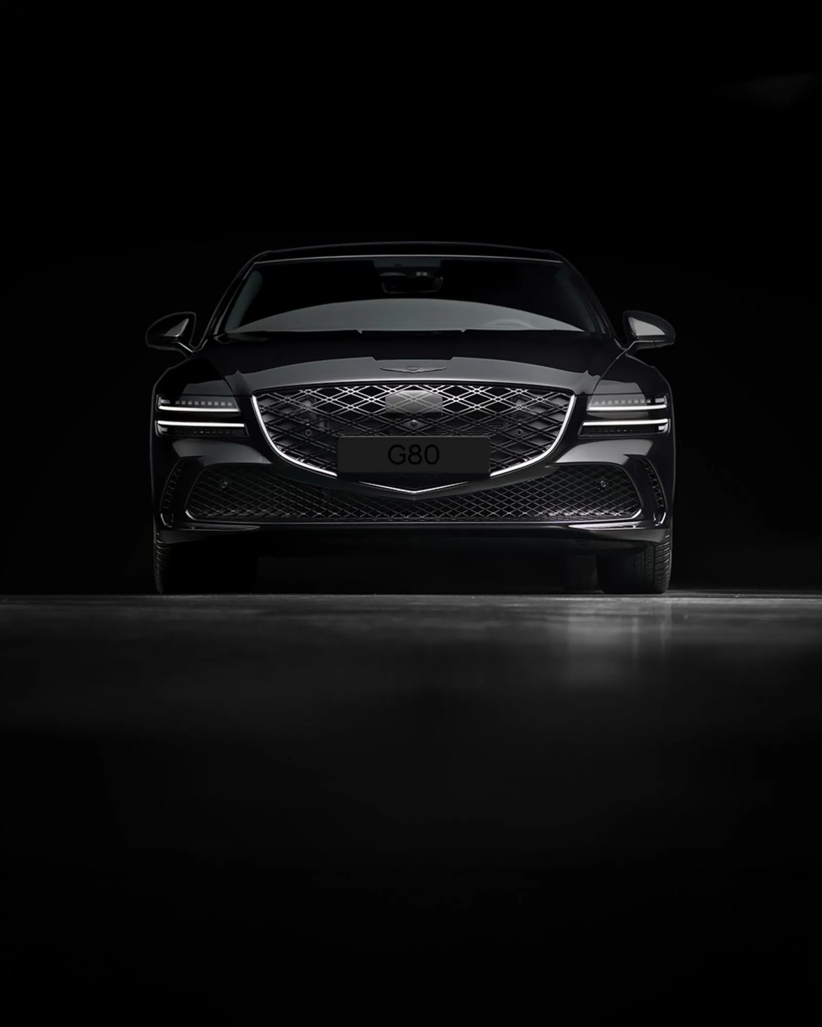 Dunkle Limousine in einem Studio von vorn