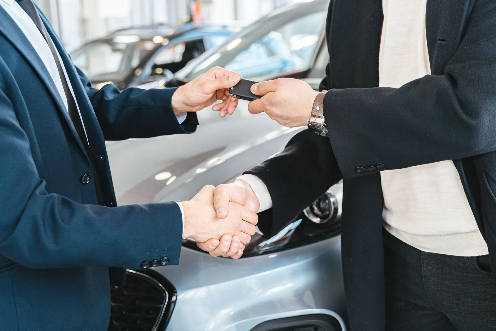 Übergabe eines Fahrzeugschlüssels per Handschlag