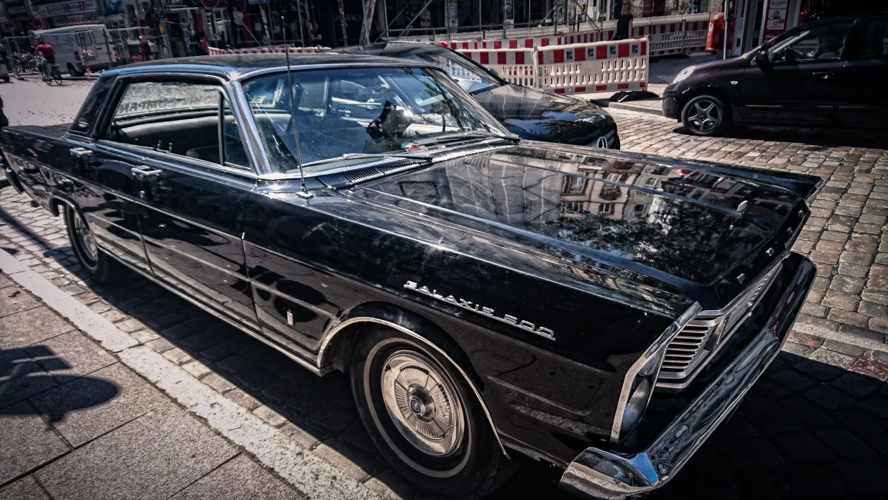 Schwarzer Klassiker auf einer Straße geparkt