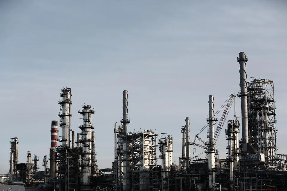 Industrieanlage mit Türmen und Rohrleitungen