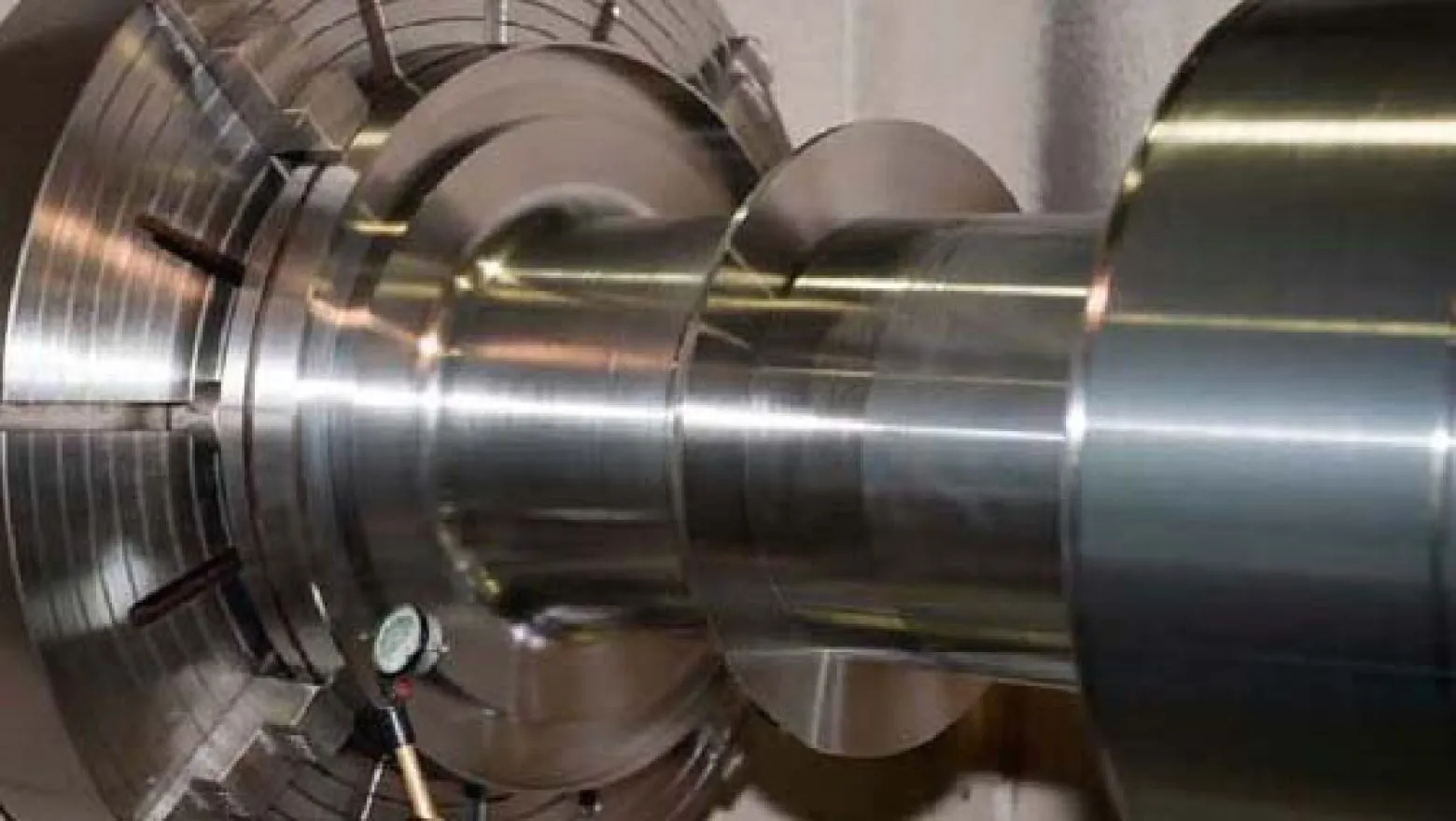 Gedrehte Stahlwelle mit mehreren Absätzen in der Drehmaschine