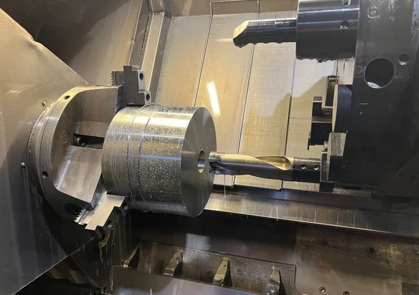 Drehteil im Spannfutter der CNC-Drehmaschine