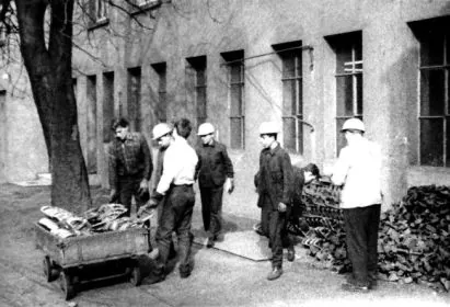 Historische Aufnahme von Arbeitern auf dem Werksgelände