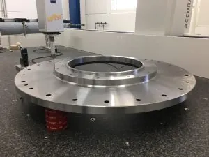 Ring auf dem Granittisch