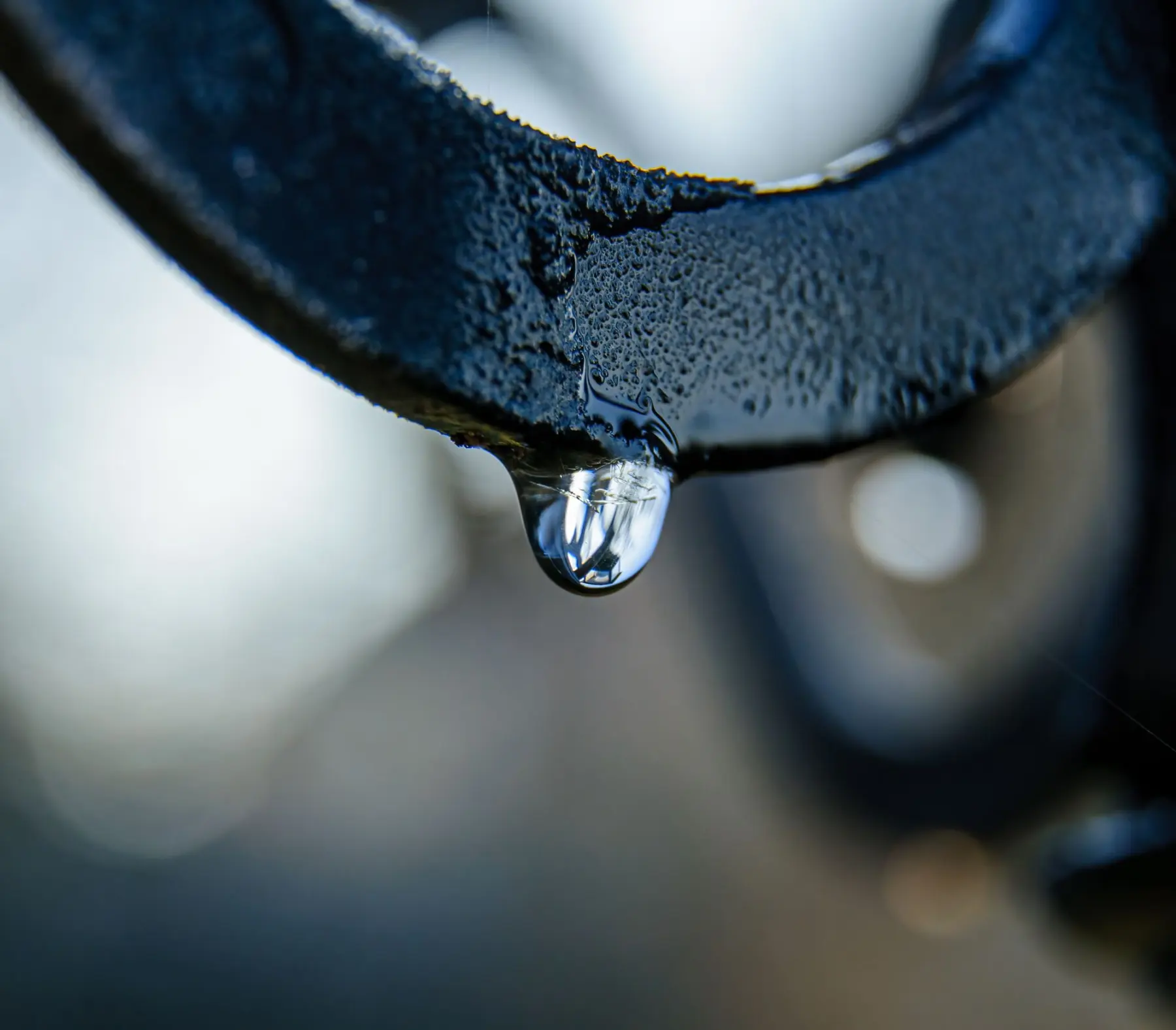Wassertropfen löst sich von einem Rohr