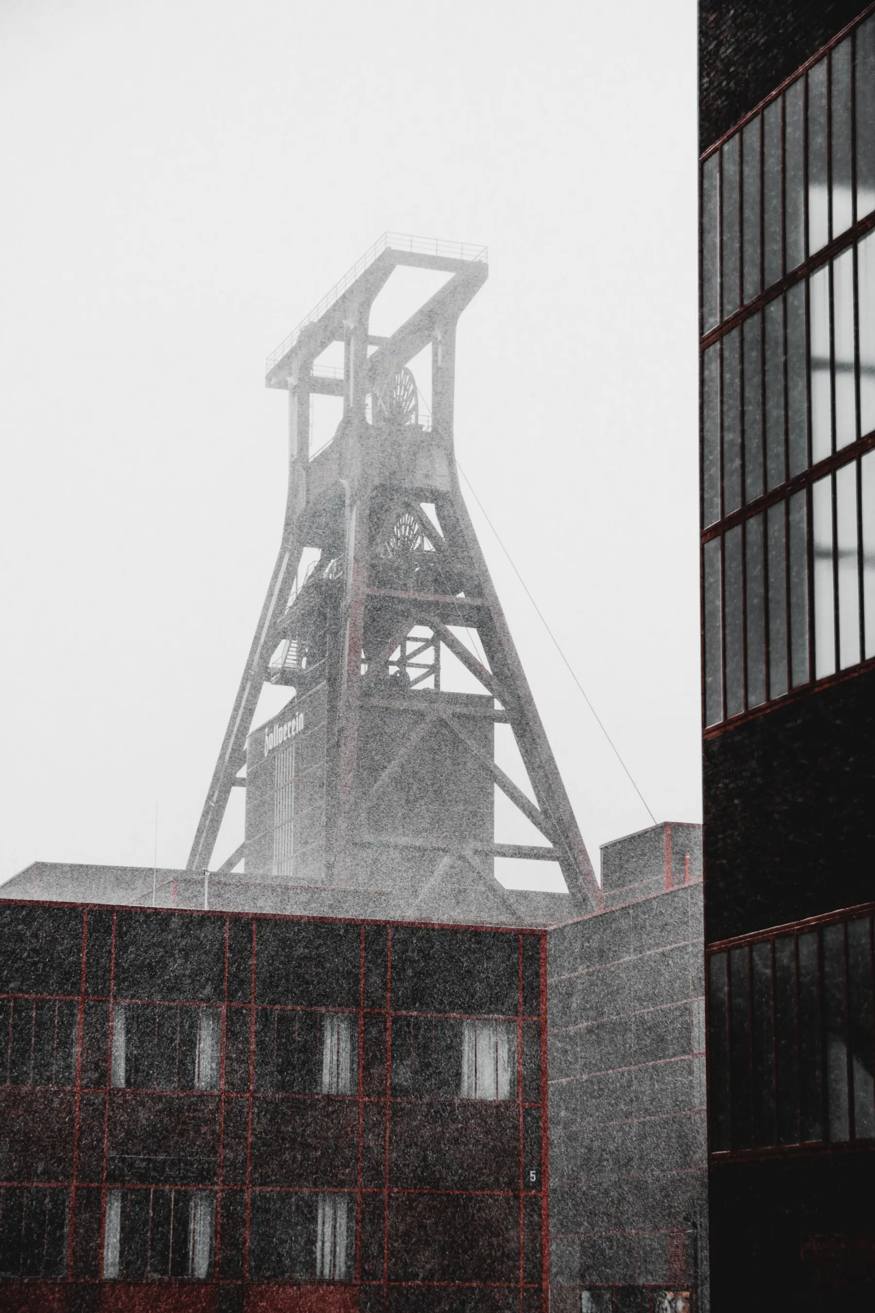 Förderturm der Zeche Zollverein in Essen im Nebel