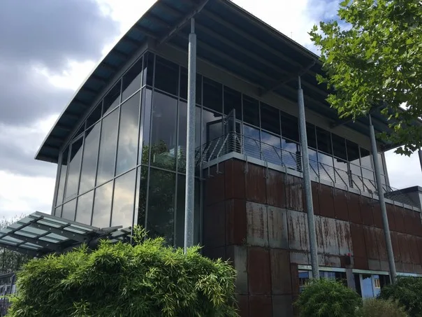 Firmengebäude von Maschinentechnik Brüll in Essen mit Glas- und Cortenstahl-Fassade
