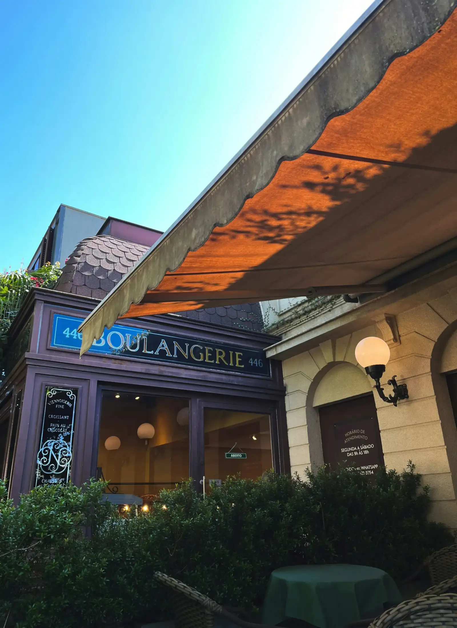 Ladenfront mit orangefarbener Markise