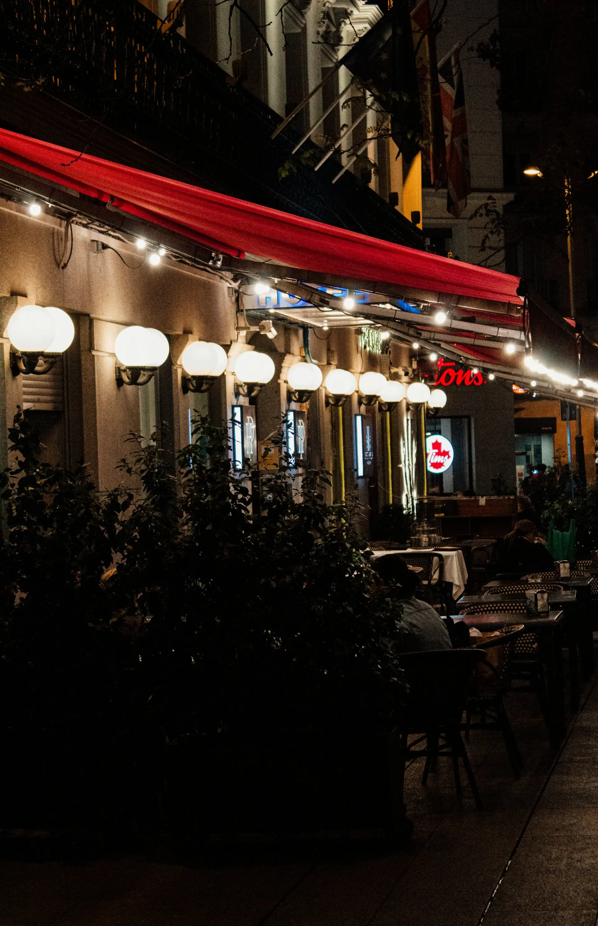Restaurant-Terrasse am Abend mit Markise