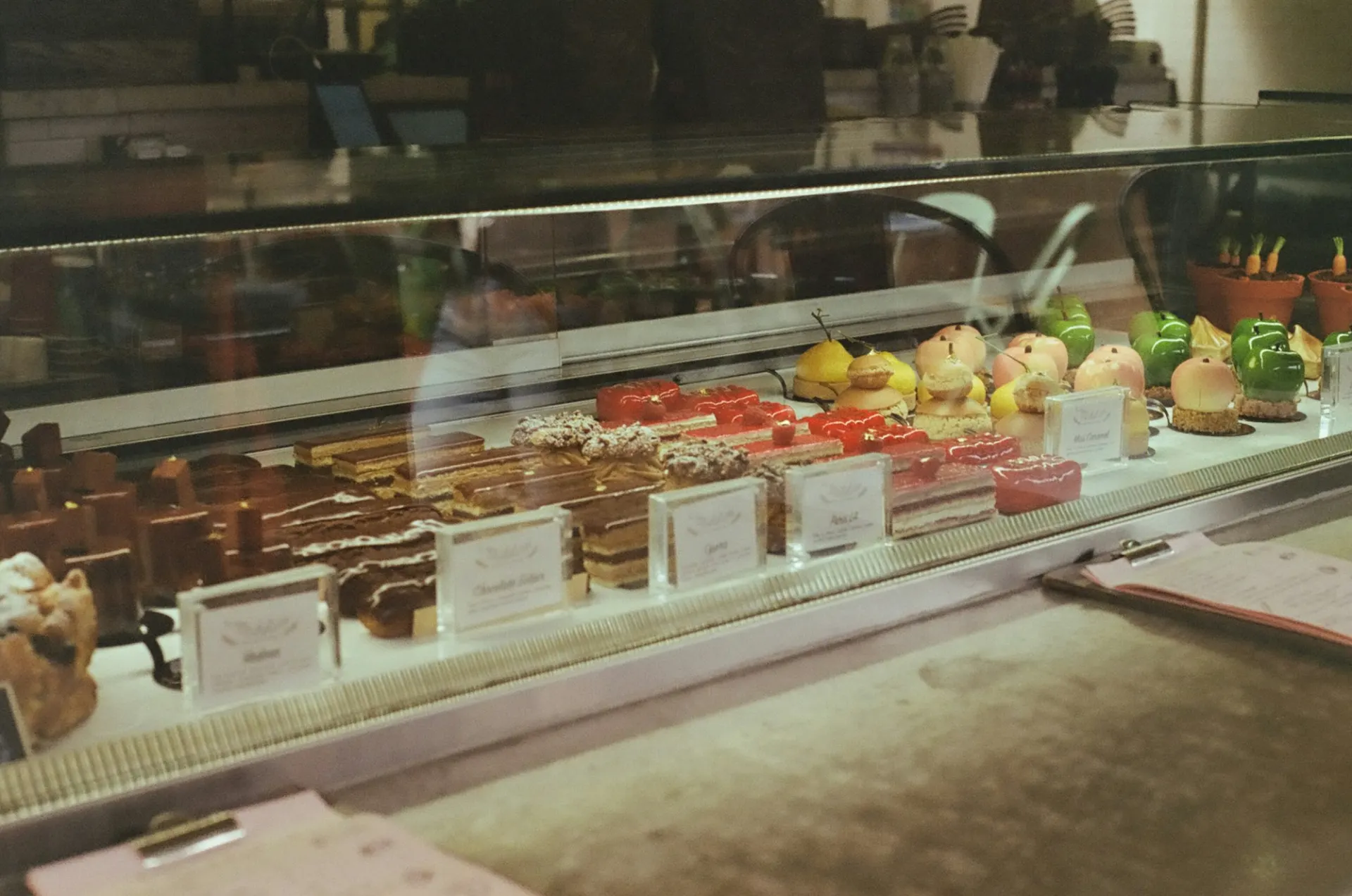 Gekühlte Vitrine mit Patisserie