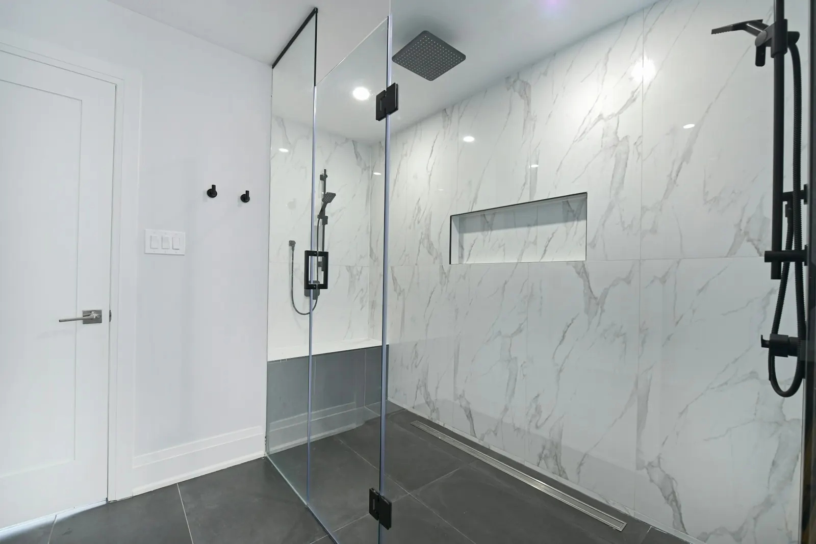 Modernes Bad mit bodengleicher Dusche und Glaswand