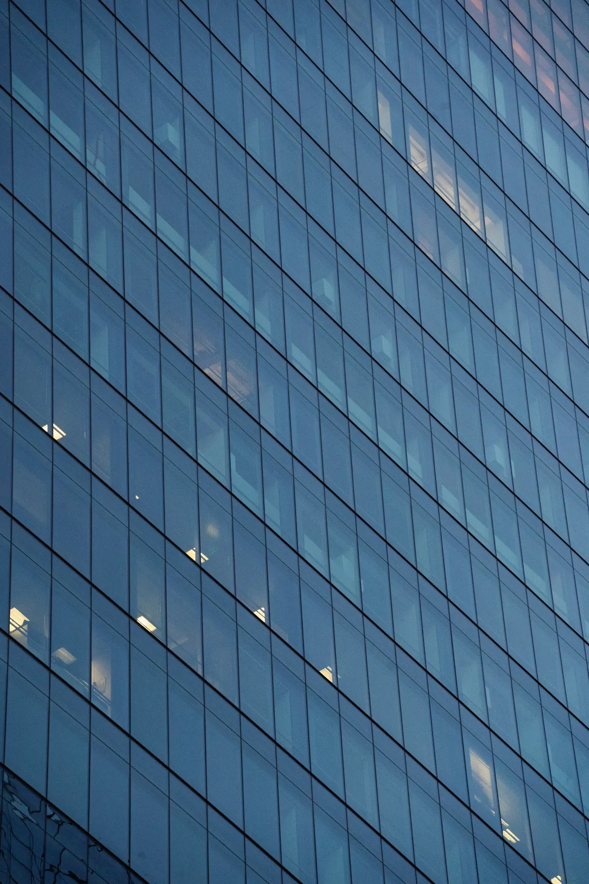 Blau verglaste Fassade eines Bürohochhauses