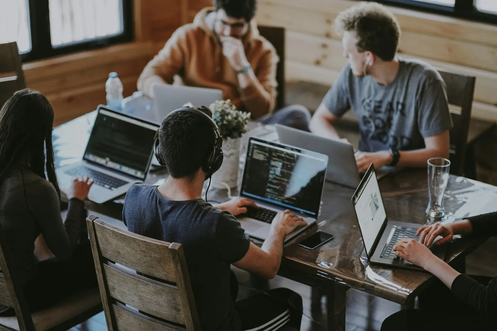 Studierende arbeiten gemeinsam an Laptops