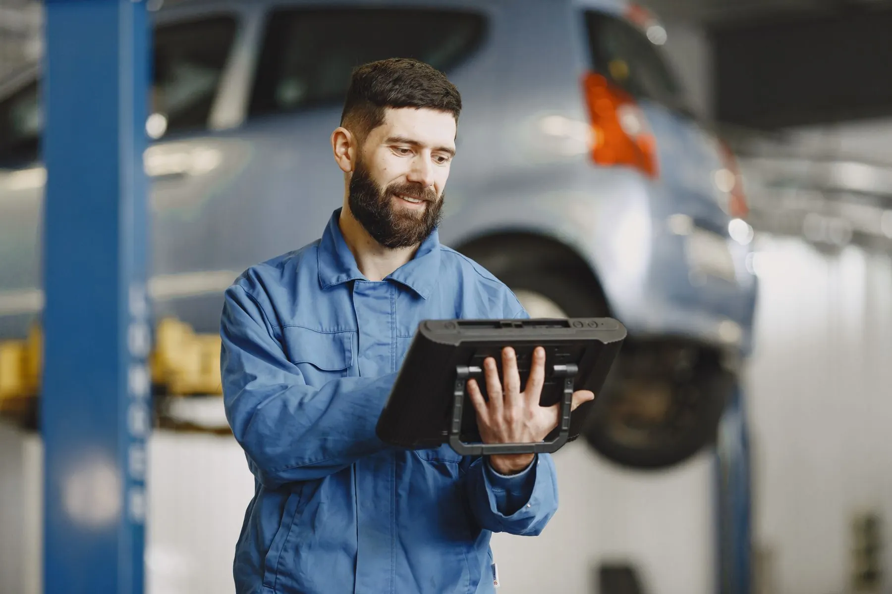 Fahrzeug unter heller technischer Prüfbeleuchtung