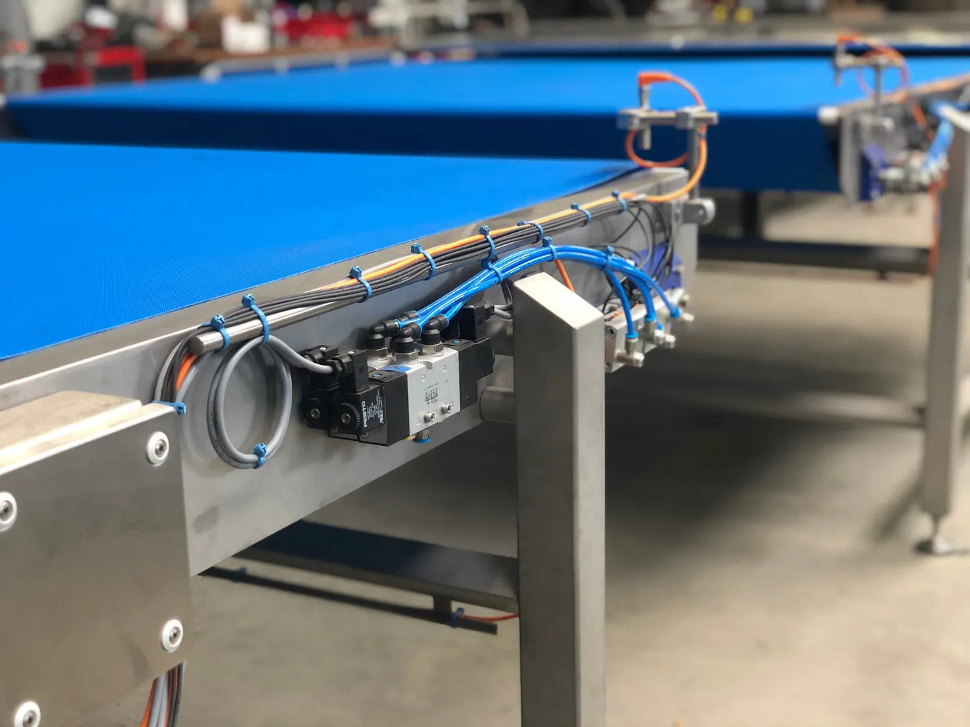 Blaues Transportband mit Pneumatik und Sensorik