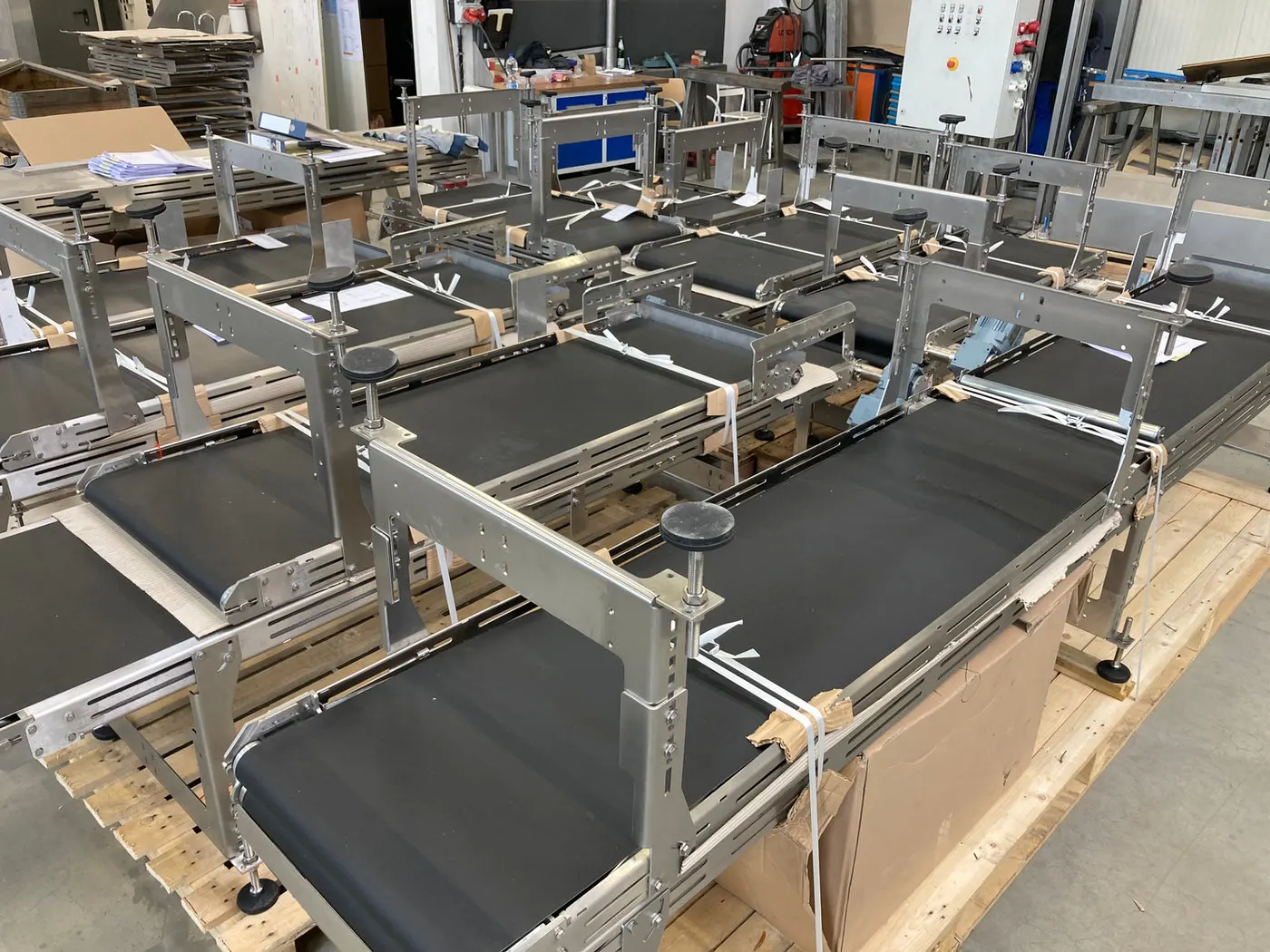 Mehrere Transportbandmodule aus Edelstahl in der Werkstatt
