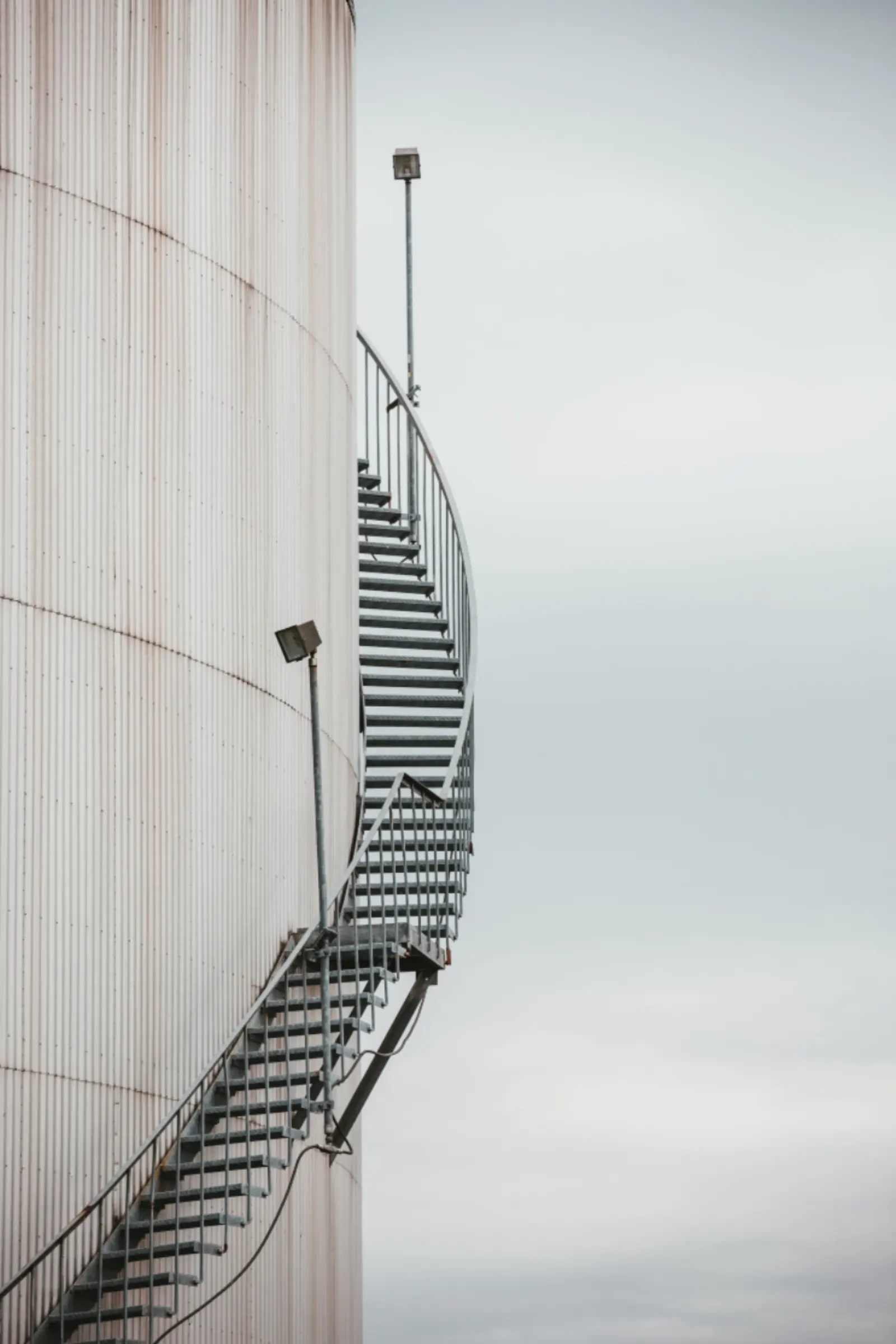 Behälter mit Wendeltreppe · Symbolbild