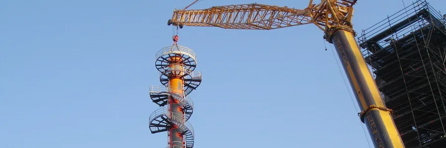 Turmkonstruktion mit Wendeltreppen am Gittermastkran