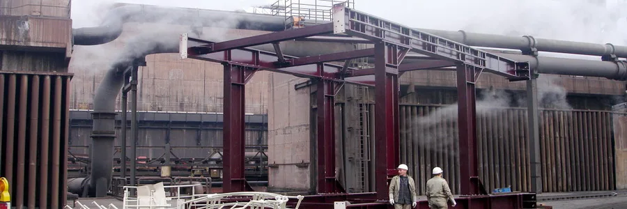 Stahltragwerk über bestehenden Rohrleitungen