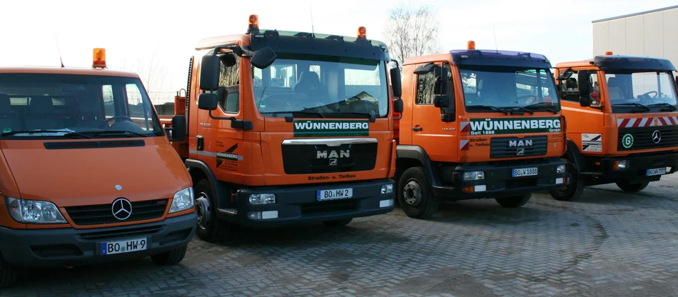 Fuhrpark der A. Wünnenberg GmbH mit mehreren orangefarbenen Fahrzeugen