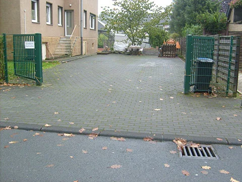 Einfahrt: Pflaster mit Rinne