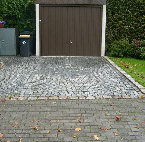 Garagenzufahrt: Naturstein und Beton