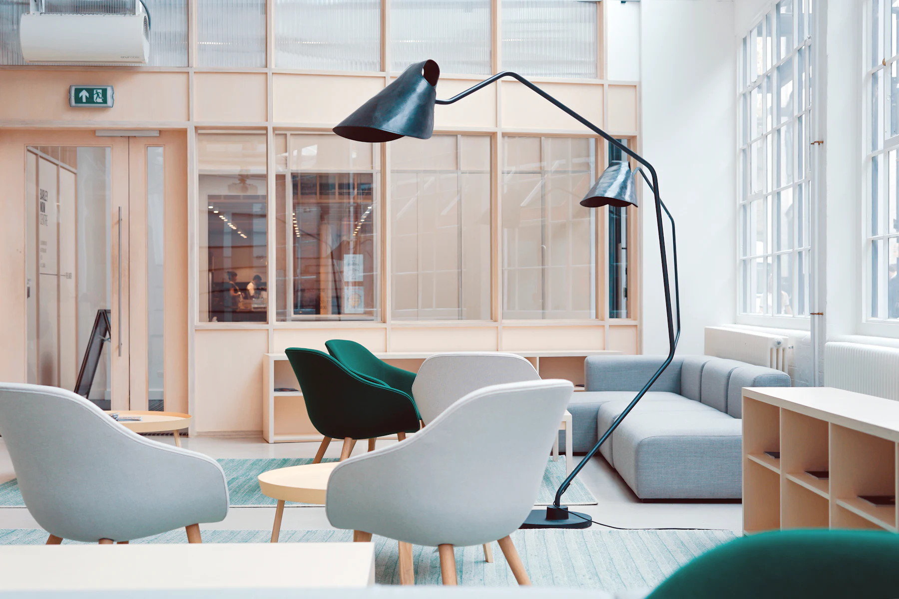 Heller Coworking-Bereich mit Sesseln und Glaswänden