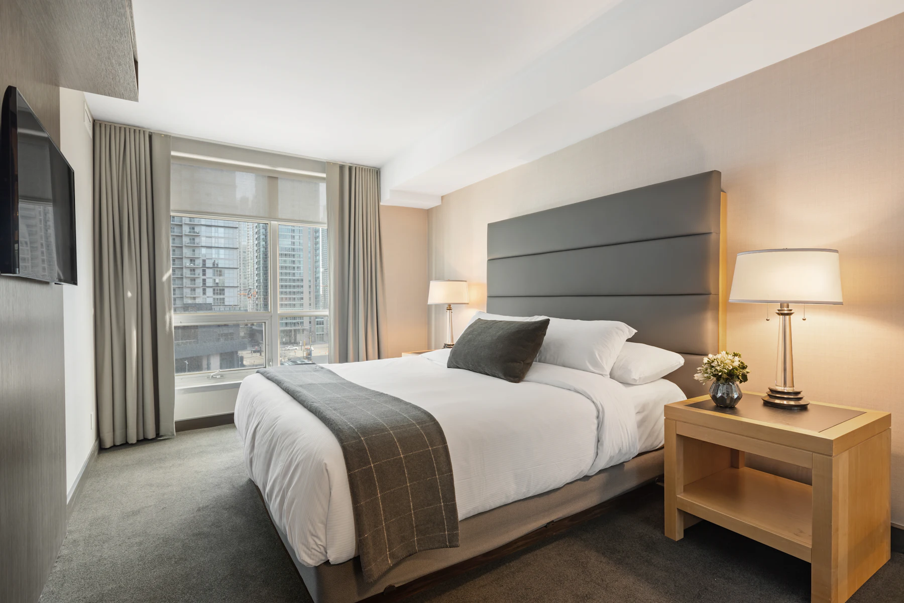 Modernes Hotelzimmer mit Bett und gepolstertem Kopfteil