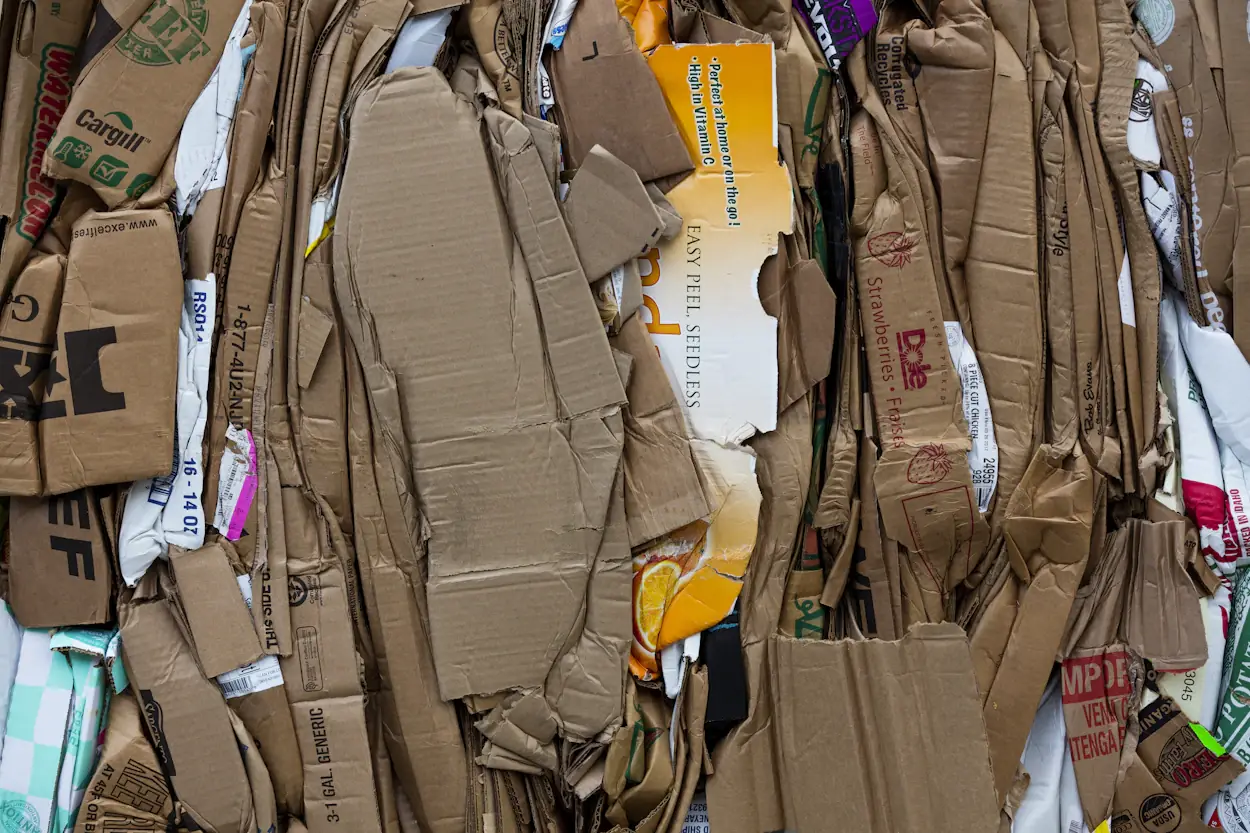 Gepresste Ballen aus sortiertem Altpapier und Wellpappe im Recyclinglager