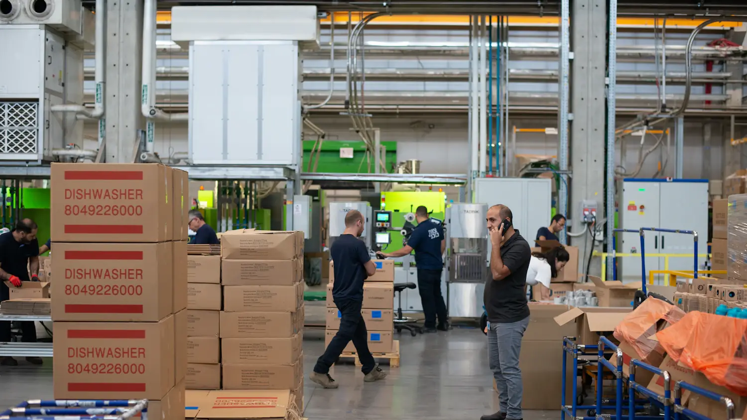 Gestapelte Wellpappbogen in der hellen Produktionshalle des Werks