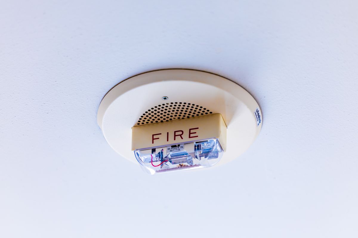 Brandmelder an einer abgehängten Decke