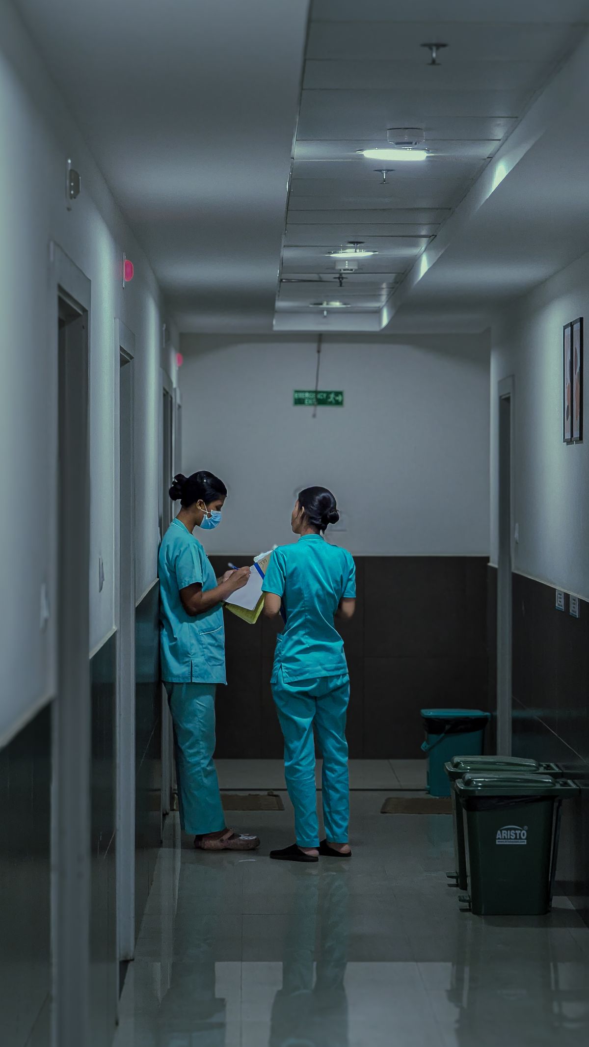 Flur eines Krankenhauses mit abgeschirmten Räumen