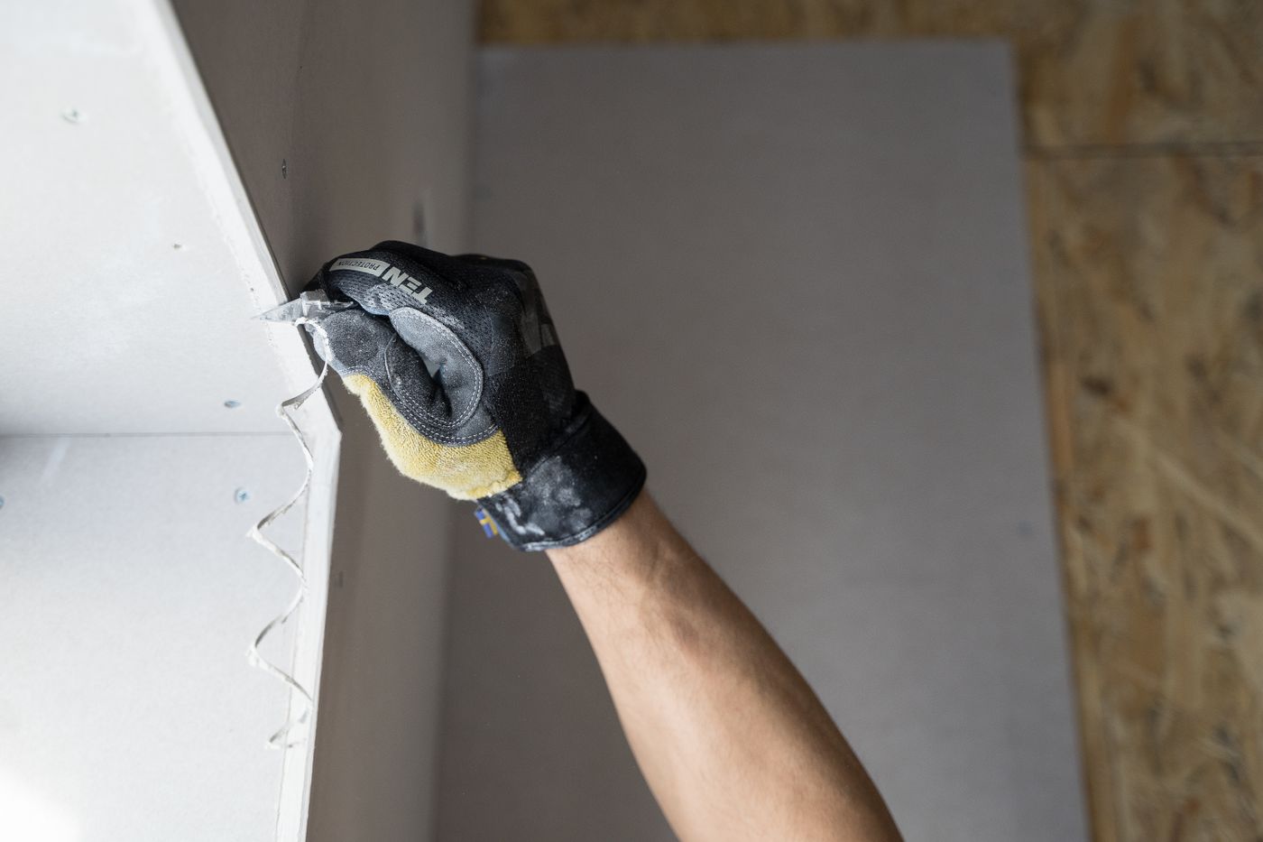Handwerker verspachtelt eine Gipskartonwand