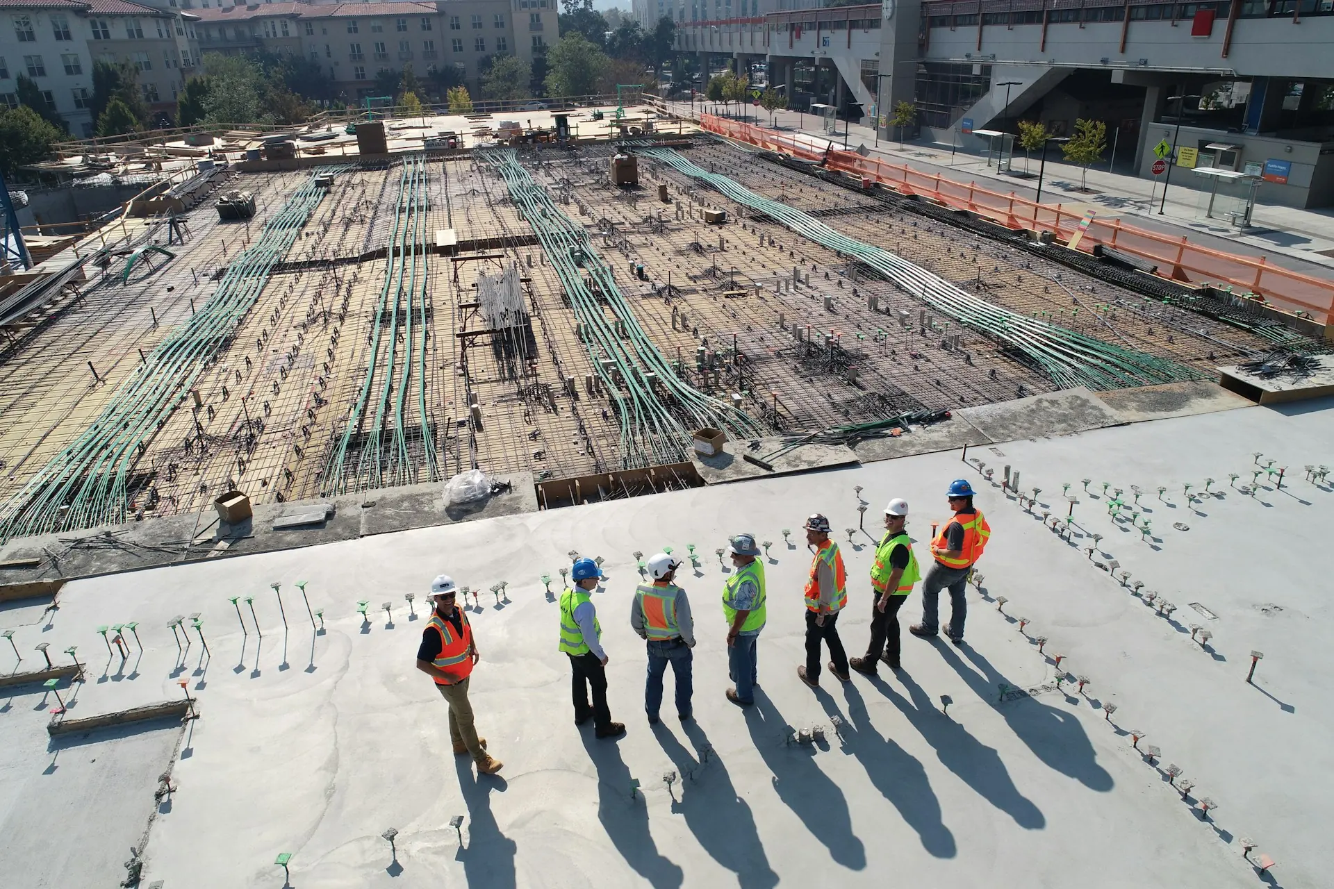 Team von Bauleitern und Polieren auf einer großen Baustelle