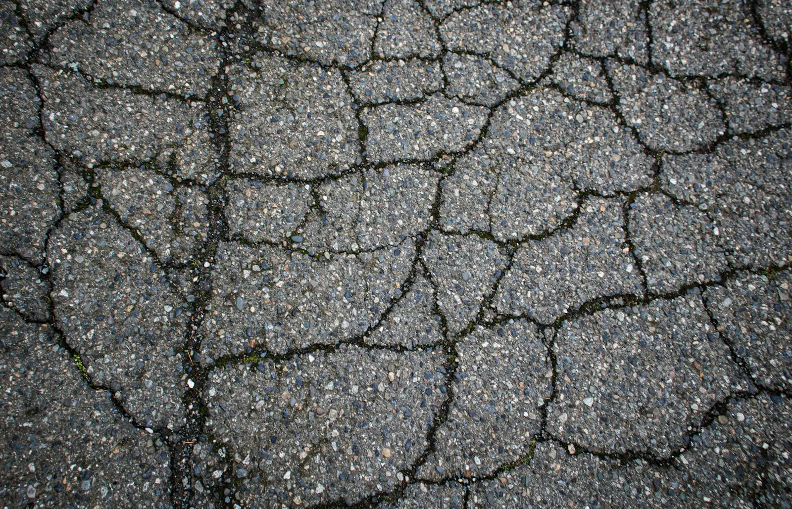 Vorher: rissige, verschlissene Asphaltdecke