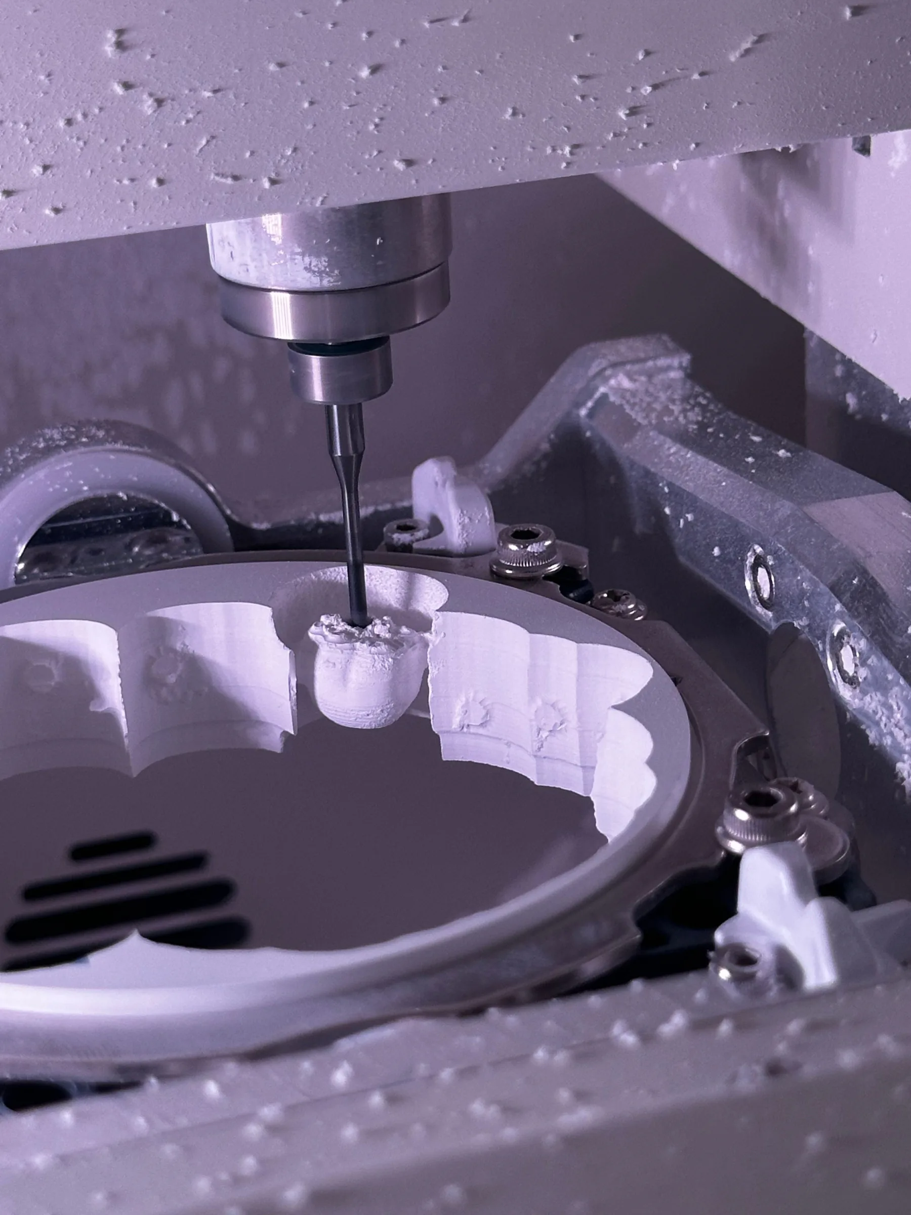CNC-Fräswerkzeug über einem metallischen Werkstück