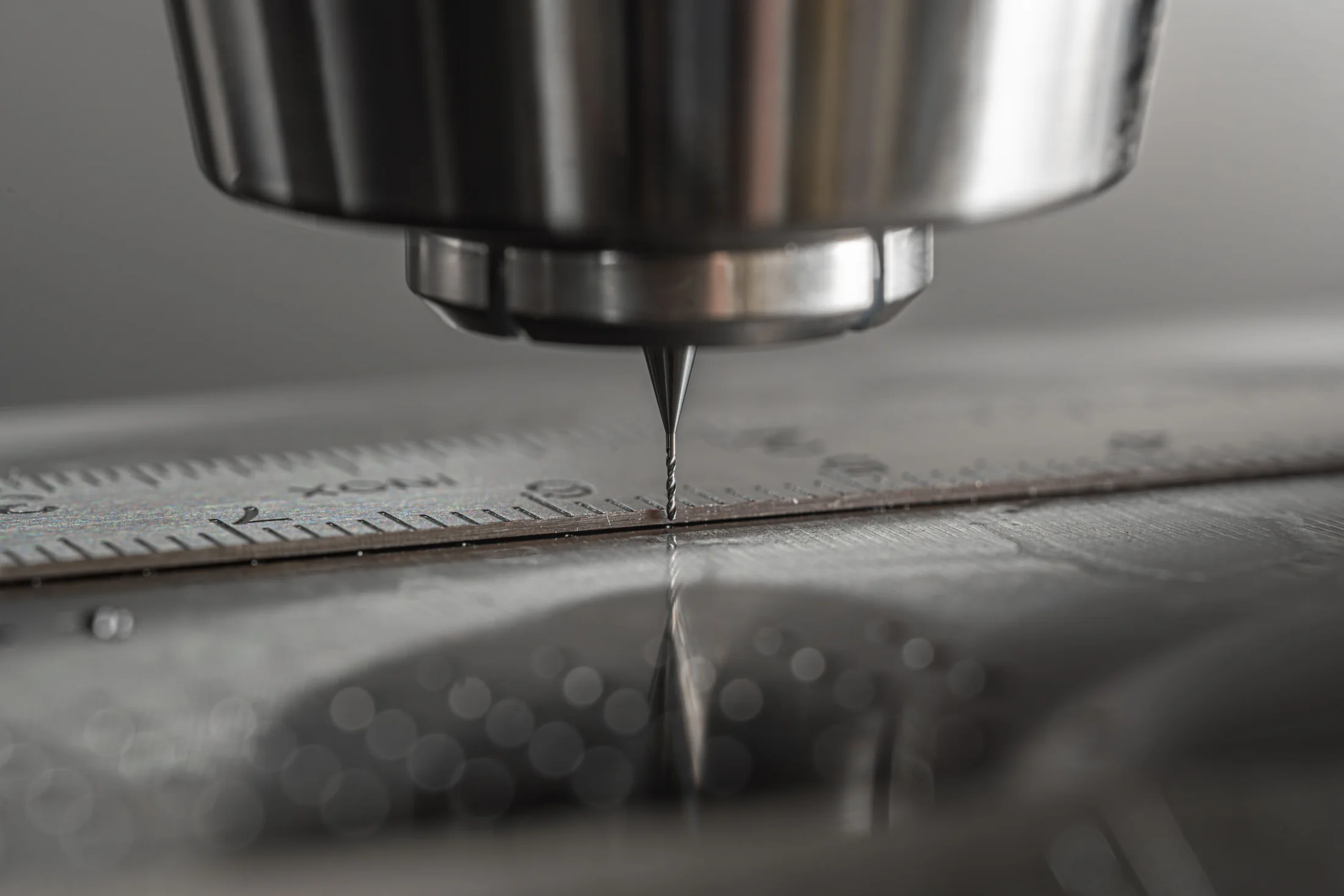Nahaufnahme einer CNC-Fräsmaschine bei der Metallbearbeitung