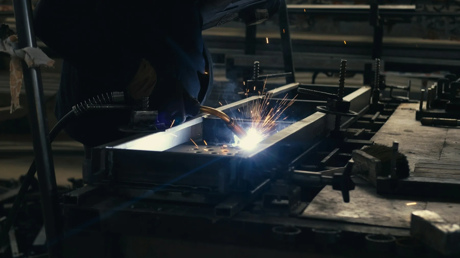 Schweißarbeit an einer industriellen Metallbaugruppe