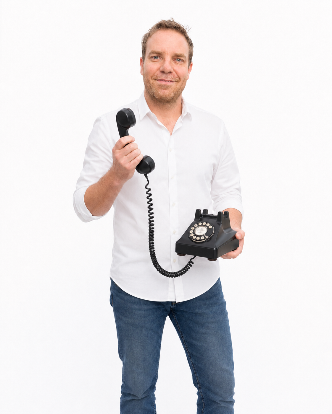Tim mit altem Telefon