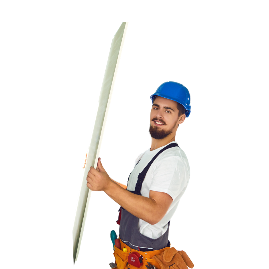 Bauarbeiter mit blauem Helm hält eine lange weiße Platte