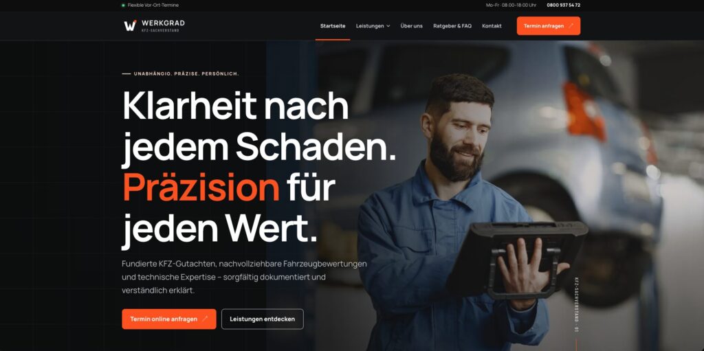 Website-Startseite eines Kfz-Sachverständigen mit Gutachter vor einem Fahrzeug und großem Slogan zu Schadensbewertung